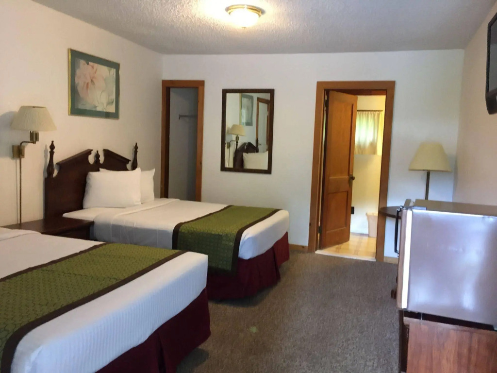 Adirondack Oasis Motel