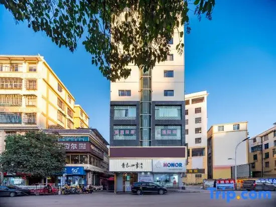 Qingyun Seasons Hotel (Weining Caohai Convention and Exhibition Center, Bijie)