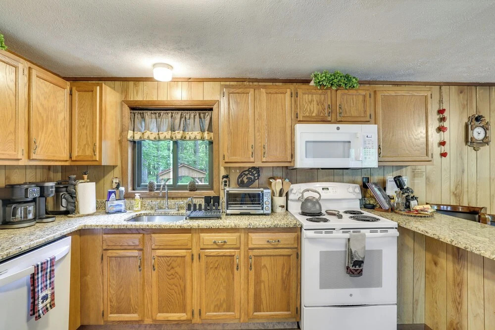Cozy Bear Den Cabin Game Room & Golf Cart