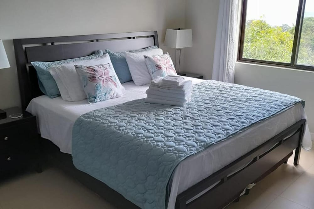 Seaview Paradise - Sleeps 3 - Pool - Parking