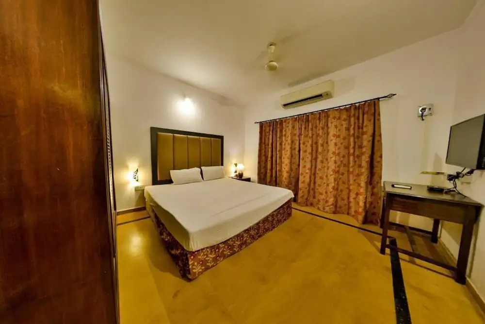 6bhk Villa With Private Pool and Fountain