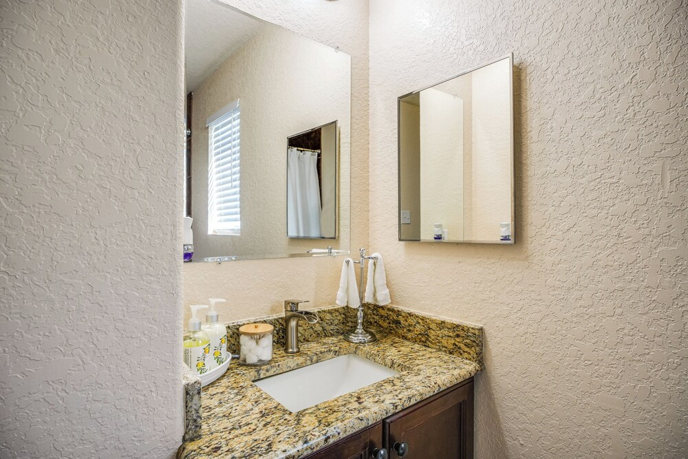 San Antonio Townhome ~ 2 Mi to Aquarium!