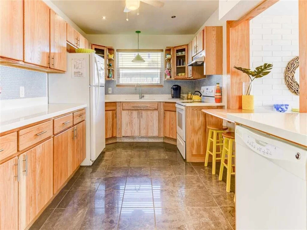 Sunshine House - Three Bedroom Home