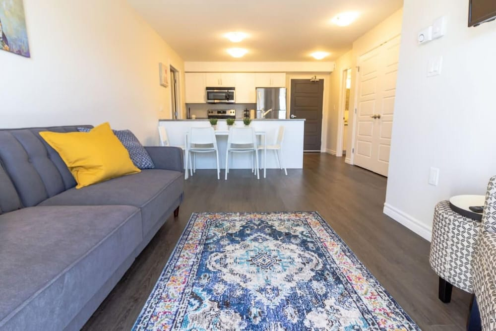 Newly Renovated Condo w Prking Near UNB Patio