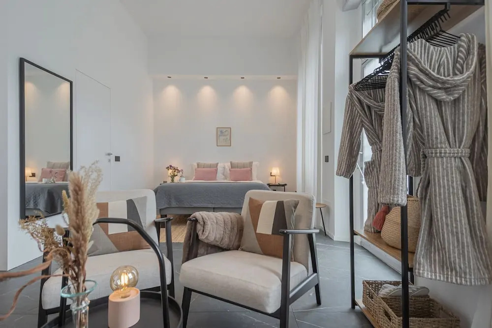 Piccola Como Lotus With 1 Bathrooms