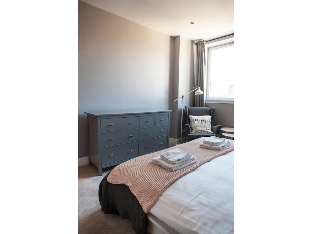 Spacious 2BR Central Glasgow Flat for 4