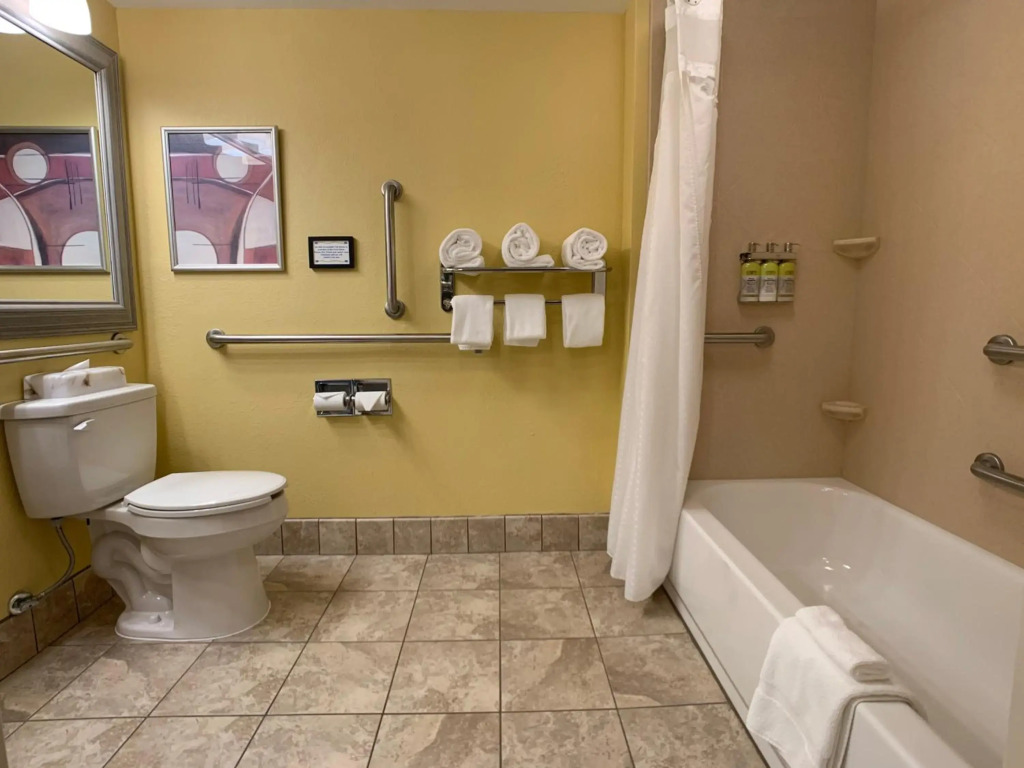 Holiday Inn Express Hotel & Suites Charleston - Northwoods by IHG
