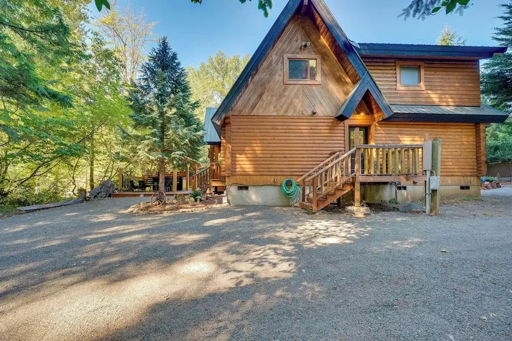 Spacious Packwood Cabin w/ Hot Tub - Near River
