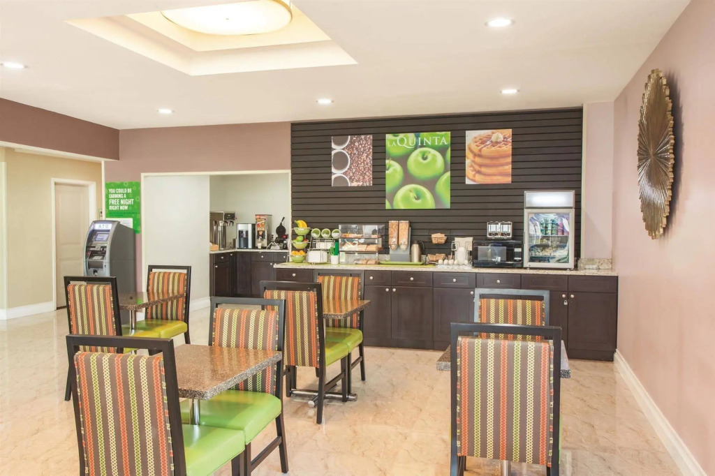 La Quinta Inn & Suites Far Rockaway - JFK Airport