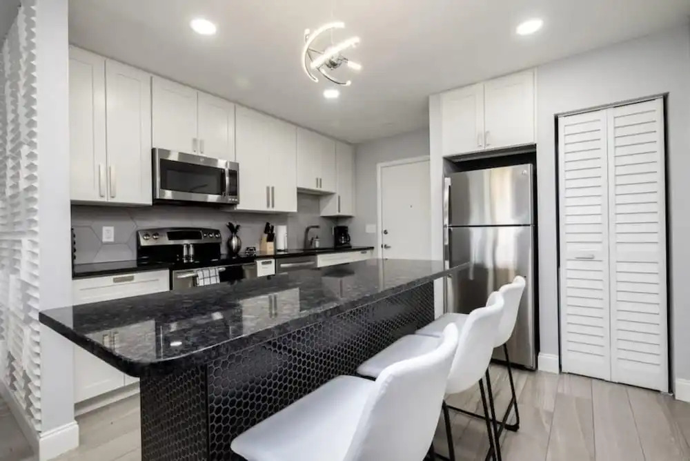 561j Large 2 Bedroom With King bed and Patio