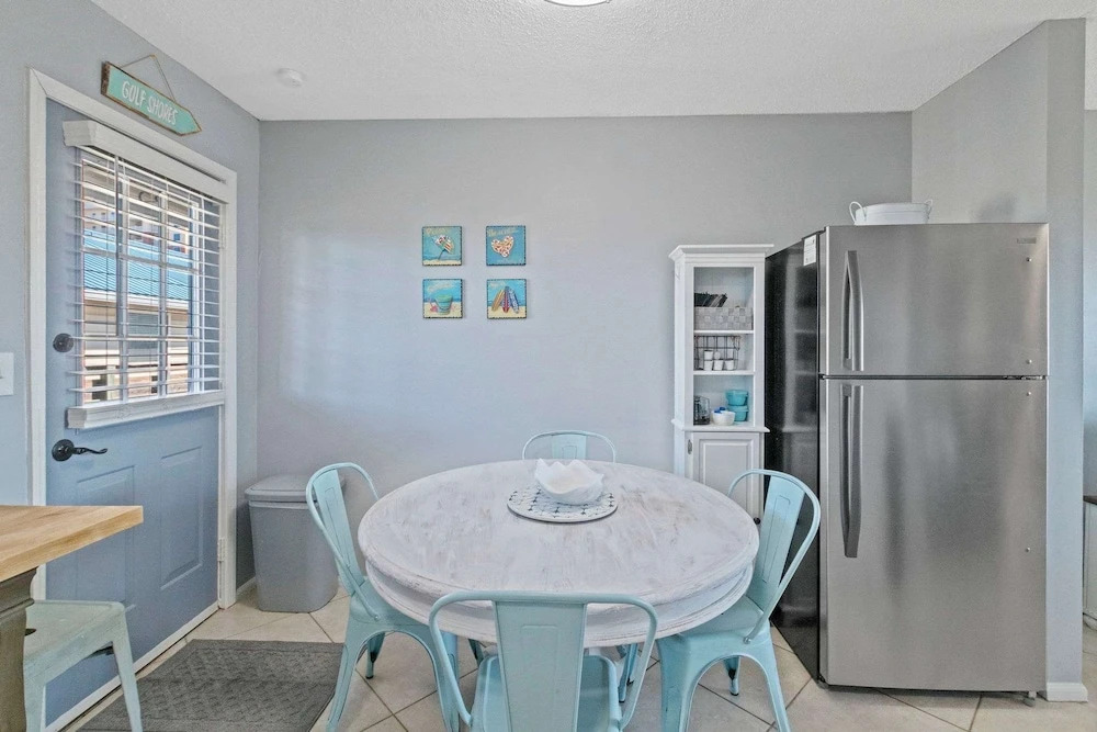 2BR Retreat With Pool Near Beach and The Hangout