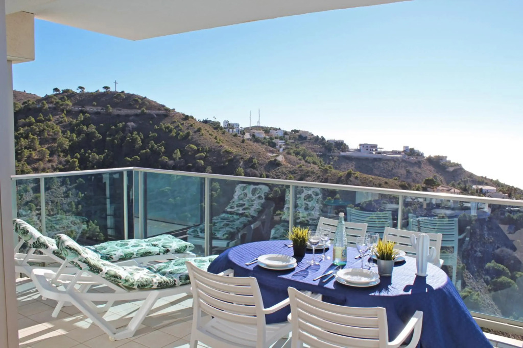 High rise apartment on the 39th floor with private terrace and sea views