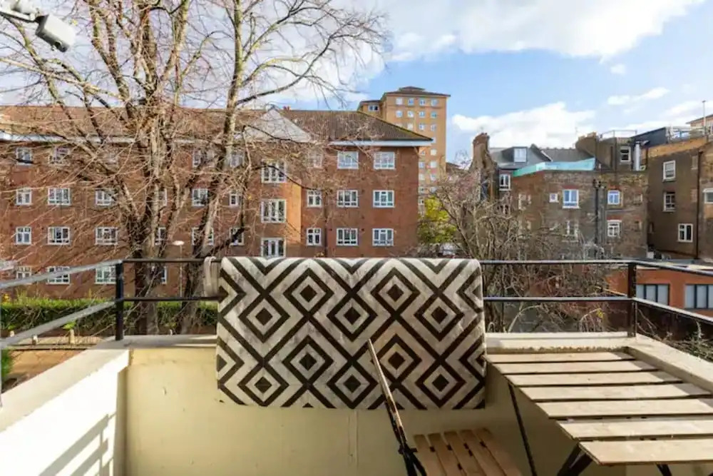 Cosy 4BD Flat W/private Balcony - Nine Elms!
