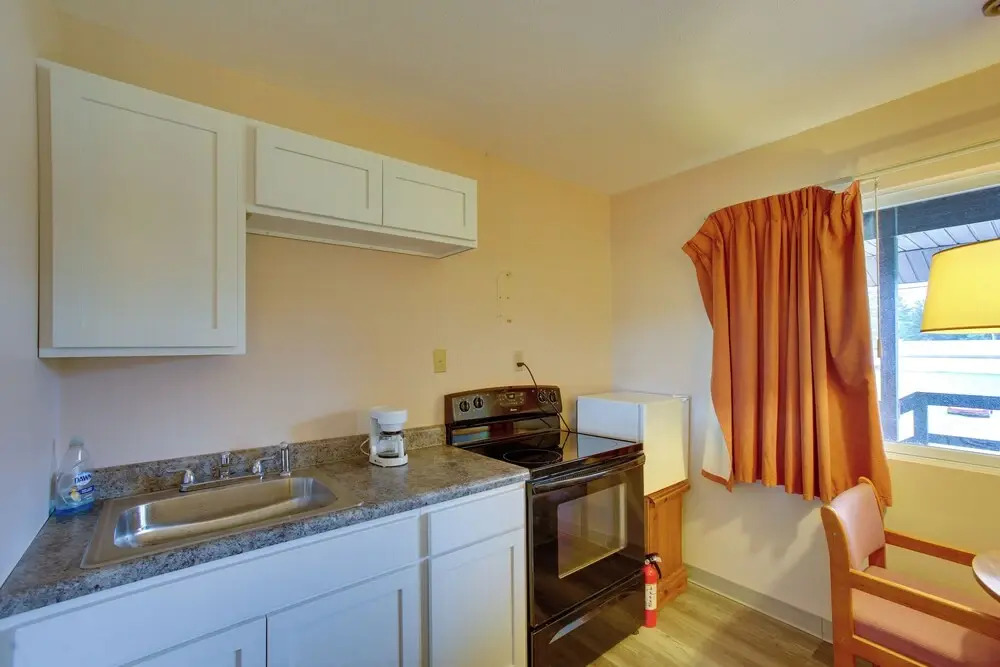 Comfy Lake City Studio < 1/2 Mi to Waterfront Park