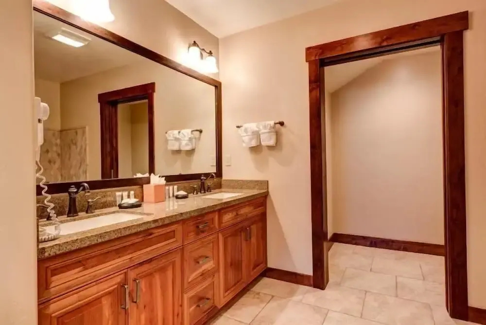 Ski in, Ski out 2 Bedroom Mountain Condo at the Base of Peak 7 with Quick Access to Historic Downtown Breckenridge