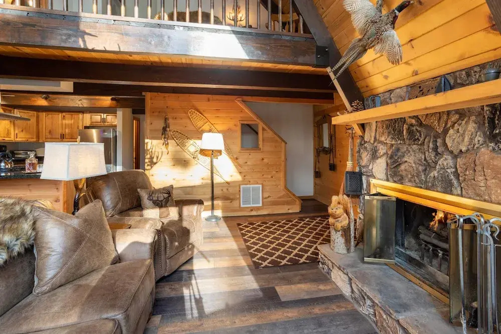 Bears Lair by Avantstay Wood-burning Fireplace + Firepit + Expansive Deck 3 Minutes to Bear Mountain + Big Bear Lake