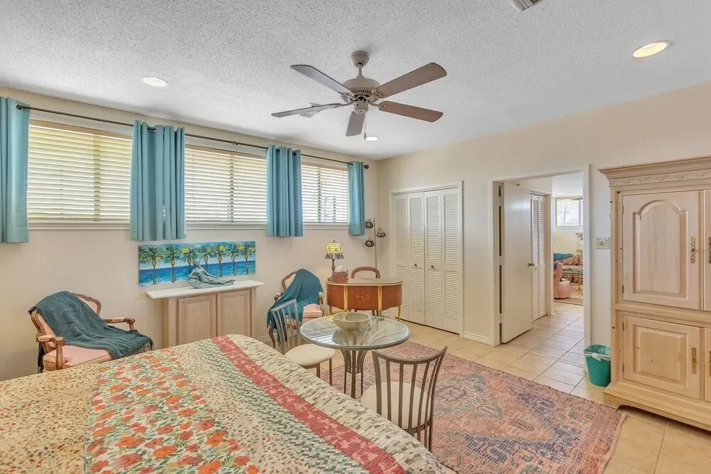 Relax At The Retreat On 62nd Street 2 Bedroom Apts by Redawning