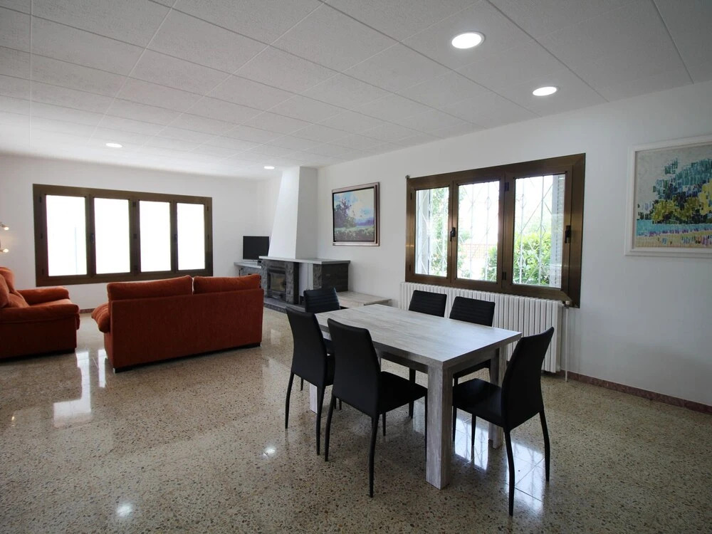 Alluring Holiday Home in Empuriabrava With Pool