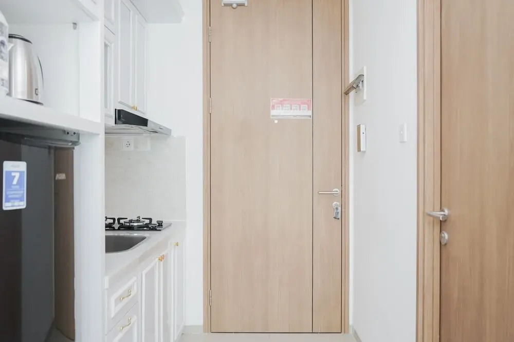 Comfort and Modern Studio at Tree Park Cikokol Apartment By Travelio