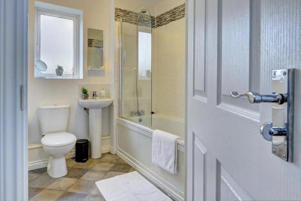MBIZ Apartment - En-suite with Allocated Parking