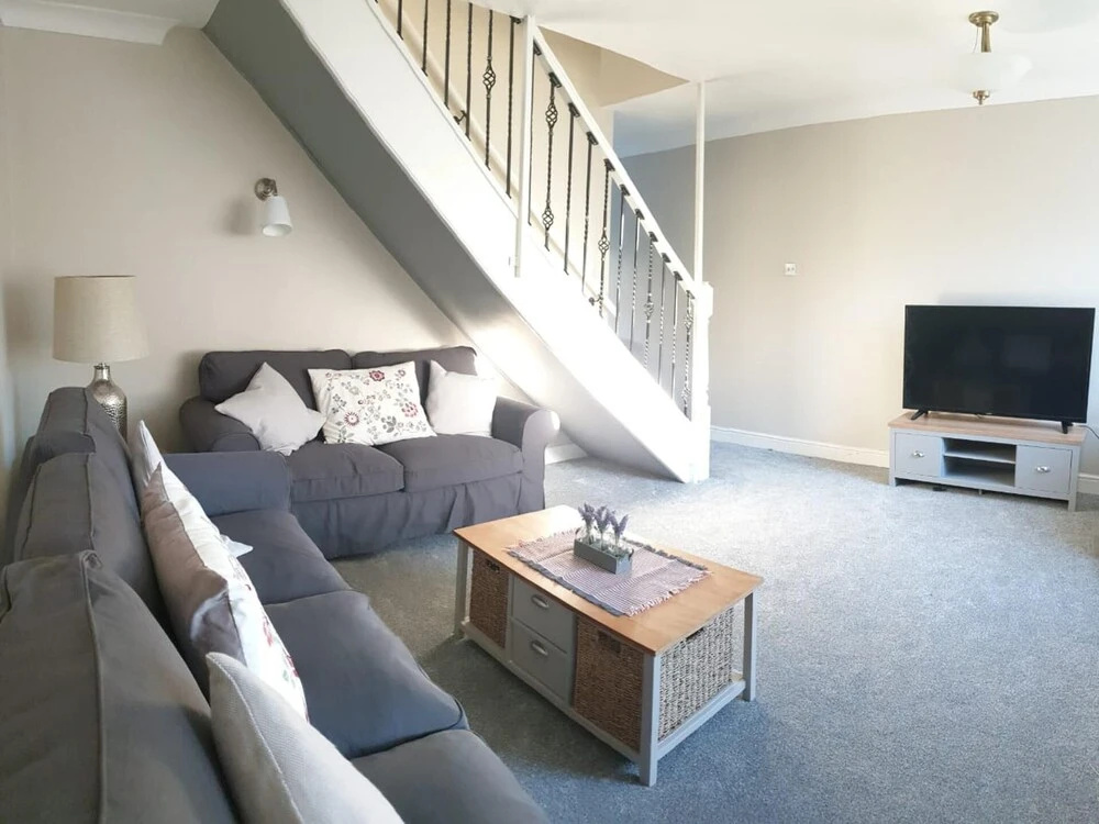 Cosy 3 bedroom residential house, private garden, 30 minutes from Alton Towers, 5 minute walk to Trentham Gardens