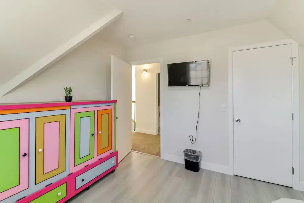 Shop, Dine & Explore Pasadena! Newly Built Home
