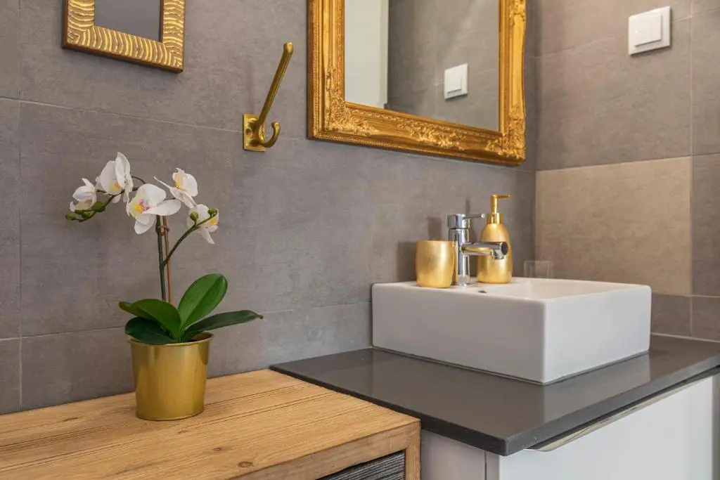 LovelyStay - Sunny 1BDR Apartment W/Terrace