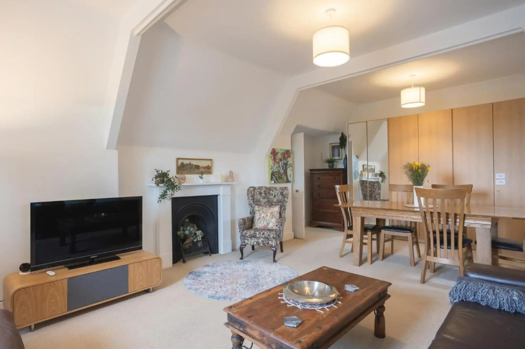 3BR Characterful Victorian Flat in Cheltenham, Cotswolds - Sleeps 8, FREE Parking, A walk away to local shops and Montpellier