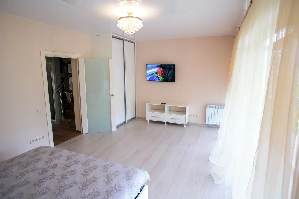 Townhouse on Belykh Akatsiy Guest House