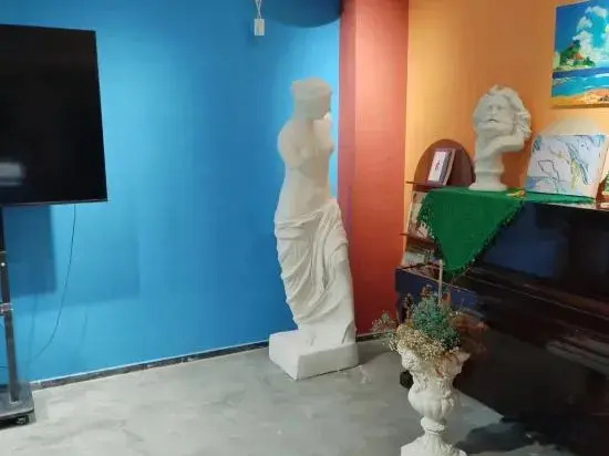 Sanya Yomovo – Bridge House Art Inn