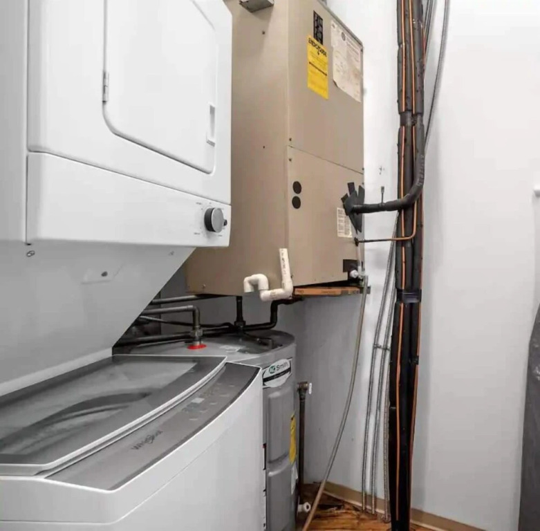 2BR Park Ave Townhome with parking by Cozysuites