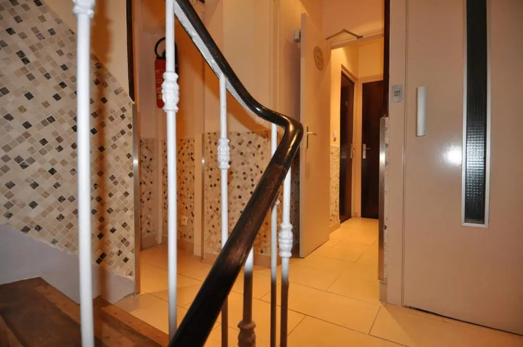 Merryl Hotel