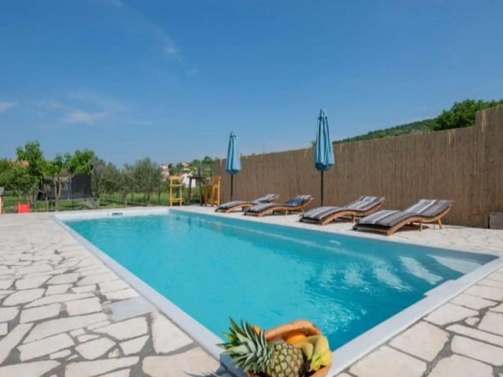 Adorable holiday home with swimming pool