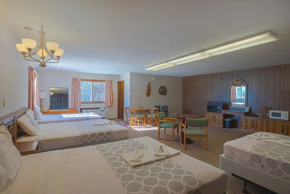 Love Hotels Tomahawk by OYO at Lake Mohawksin WI