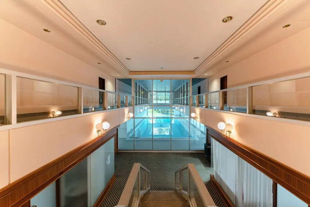 Designer 1BR Apartment with Pool & Prkg