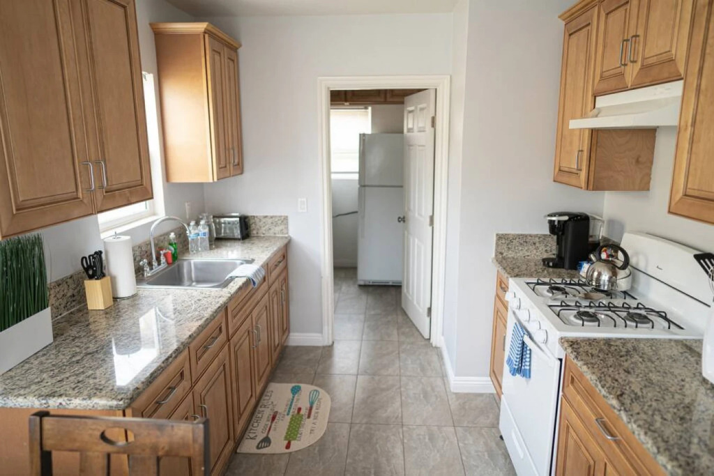 QUAINT 1-BEDROOM BUNGALOW HOME IN GLENDALE  (p5)