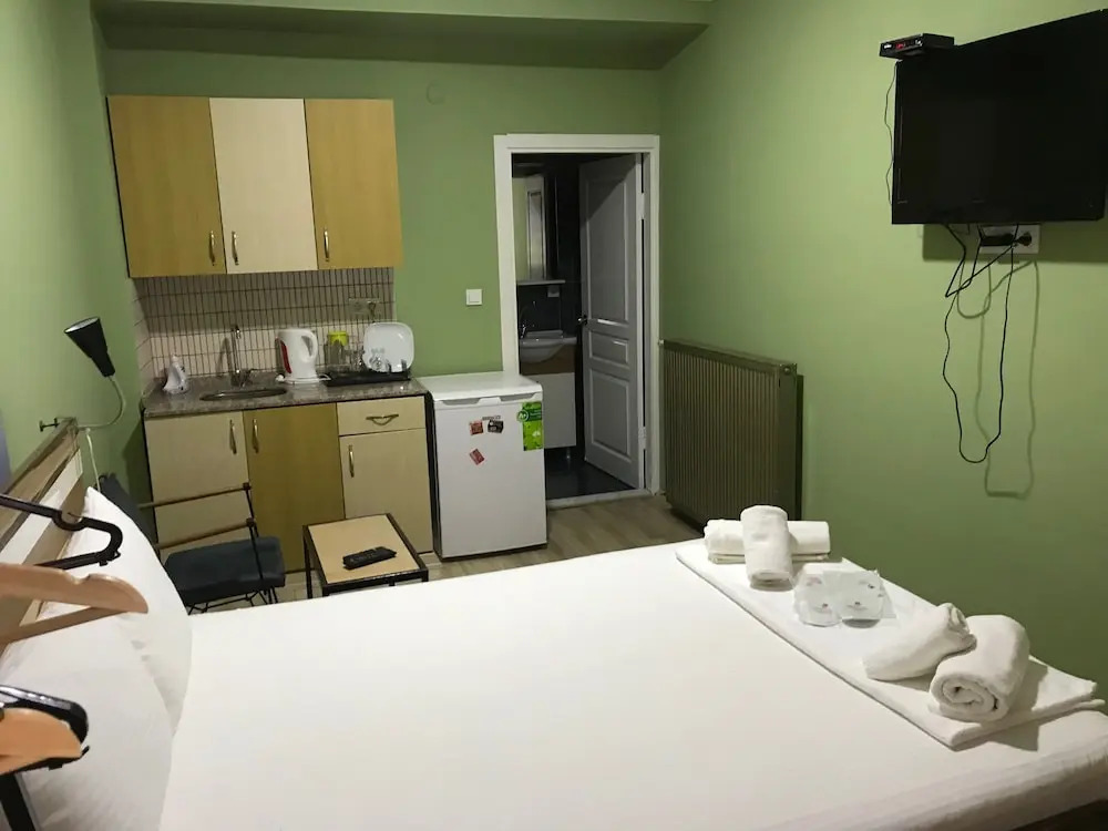 YOLO Hostel