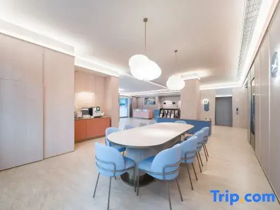 HanTing Hotel (Xiangyang Gucheng Yufeng Century Plaza)