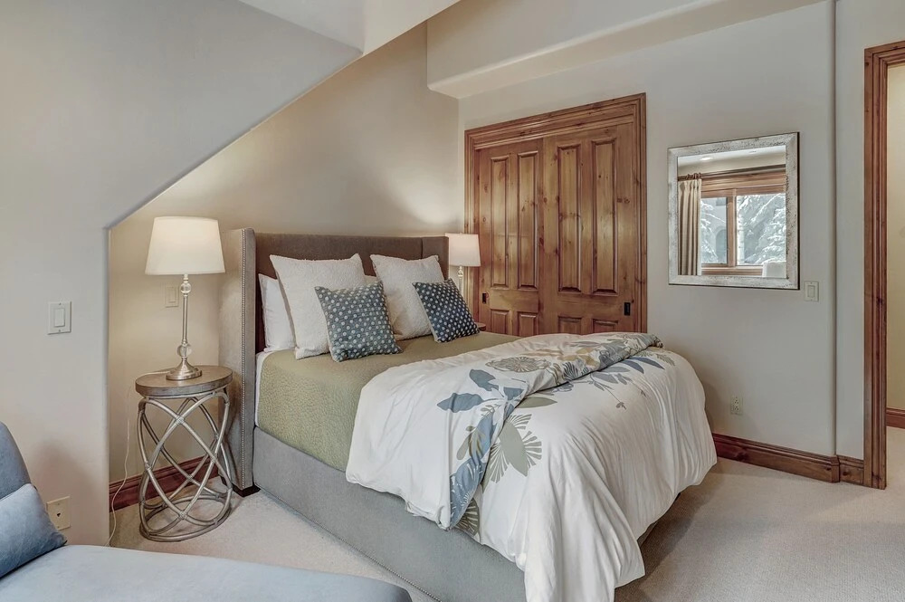 High Ceilings, Natural Light- 3 Bedroom Arrowhead Village Condo