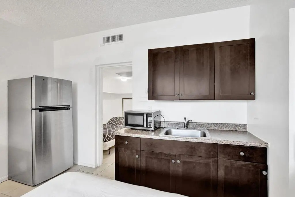 Beautiful cozy Studio apartment walk from the ocean!