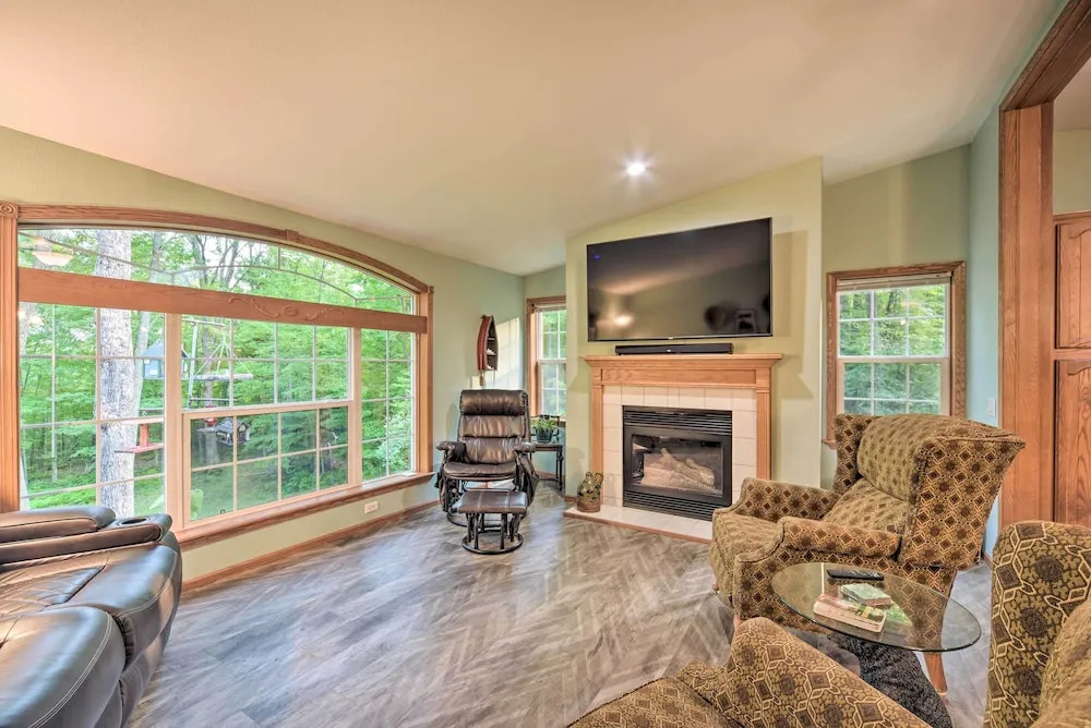 Tranquil Cabin Getaway Near Red Cedar Lake!