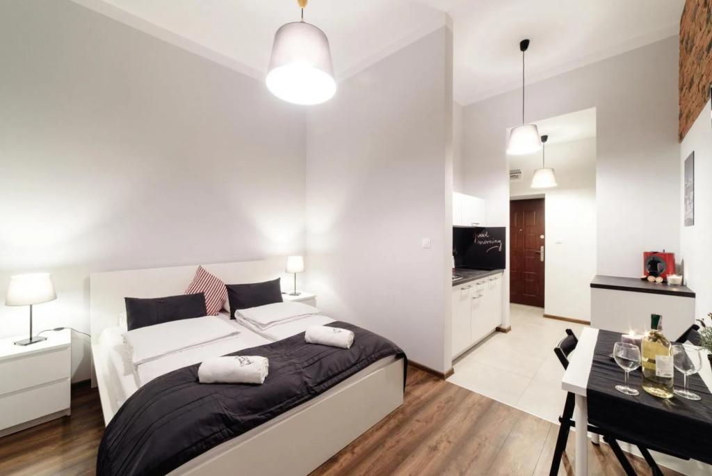 2 Nights Apartments - great location, right next to Main Rail and Bus Station, 10 min to Main Square by foot