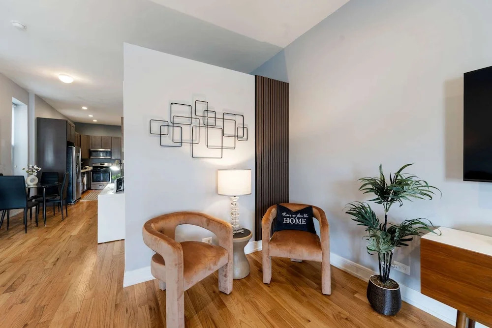 Cozy 2 Bed Home by West Loop With Parking Laundry