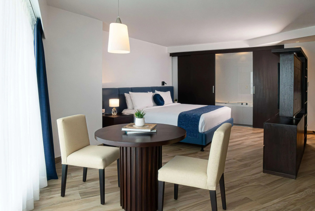 Wyndham Guayaquil, Puerto Santa Ana