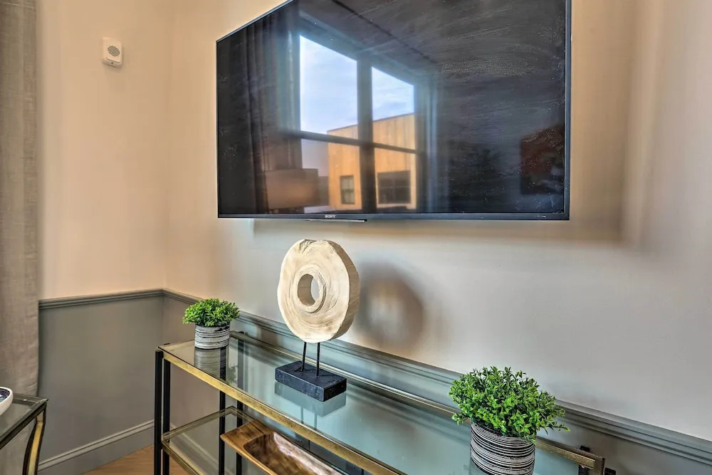 Modern Downtown Birmingham Condo w/ Rooftop Access