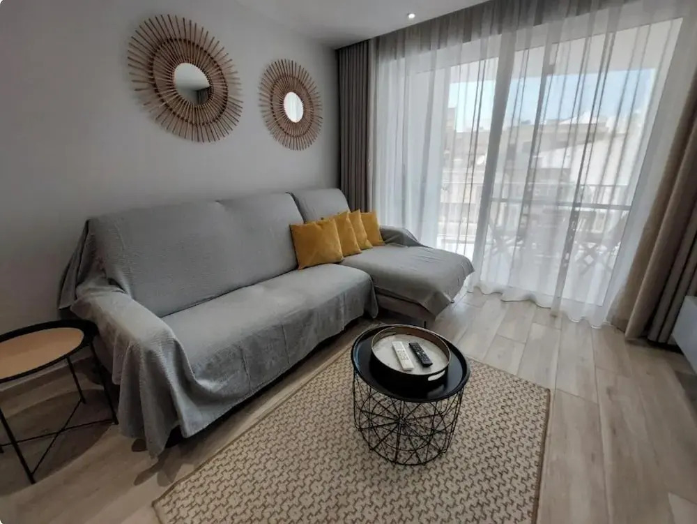 Modern 3BR Apt With Large Balcony