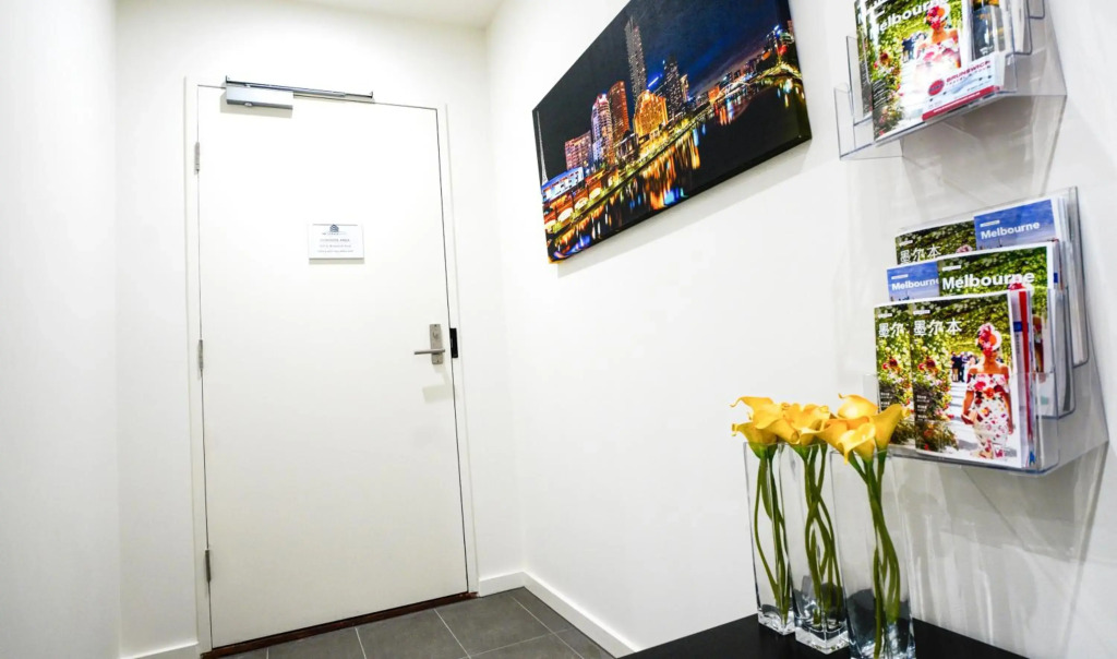 U201 Brunswick Living Top floor Balcony Close to APT and CBD Free Wifi Tram at Doorstep