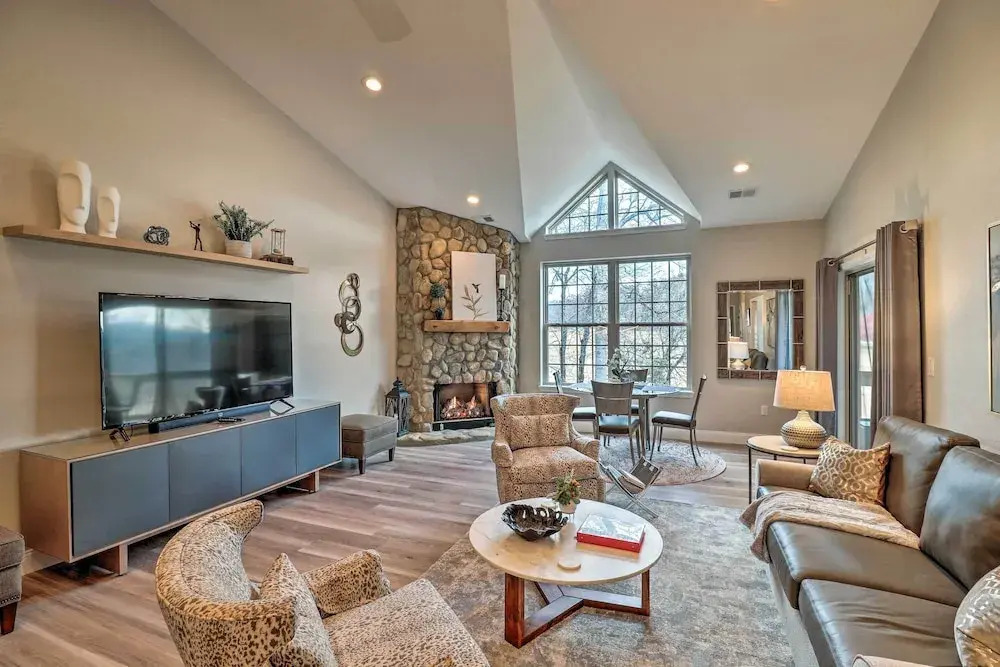 Indoor Pool & Golf Course Views: Lake Lure Condo!