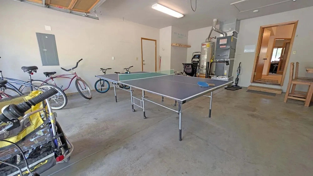Big Leaf Hot Tub Ping Pong Sharc Stay