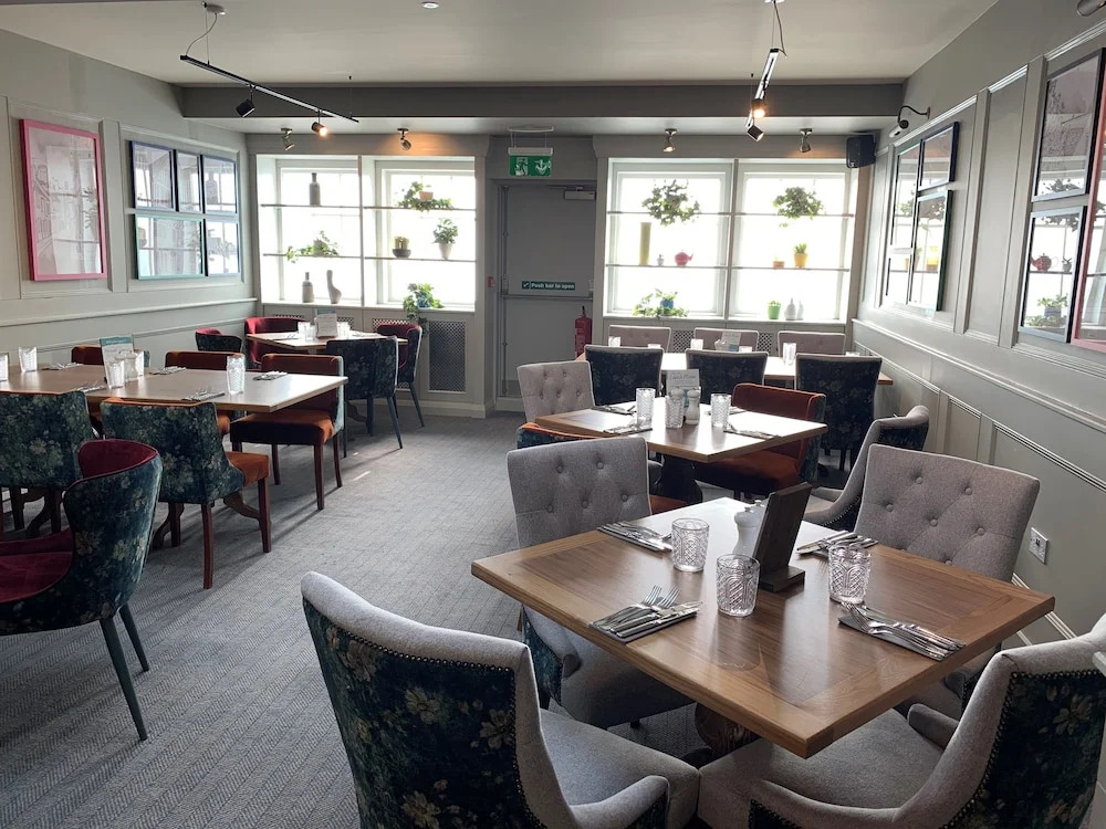 The Potters Heron - A Heartwood Inn